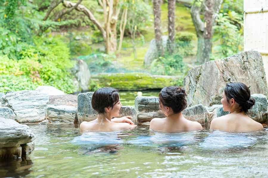 最初は戸惑いながらも、日本の温泉に初挑戦（写真はイメージ）【写真：PIXTA】