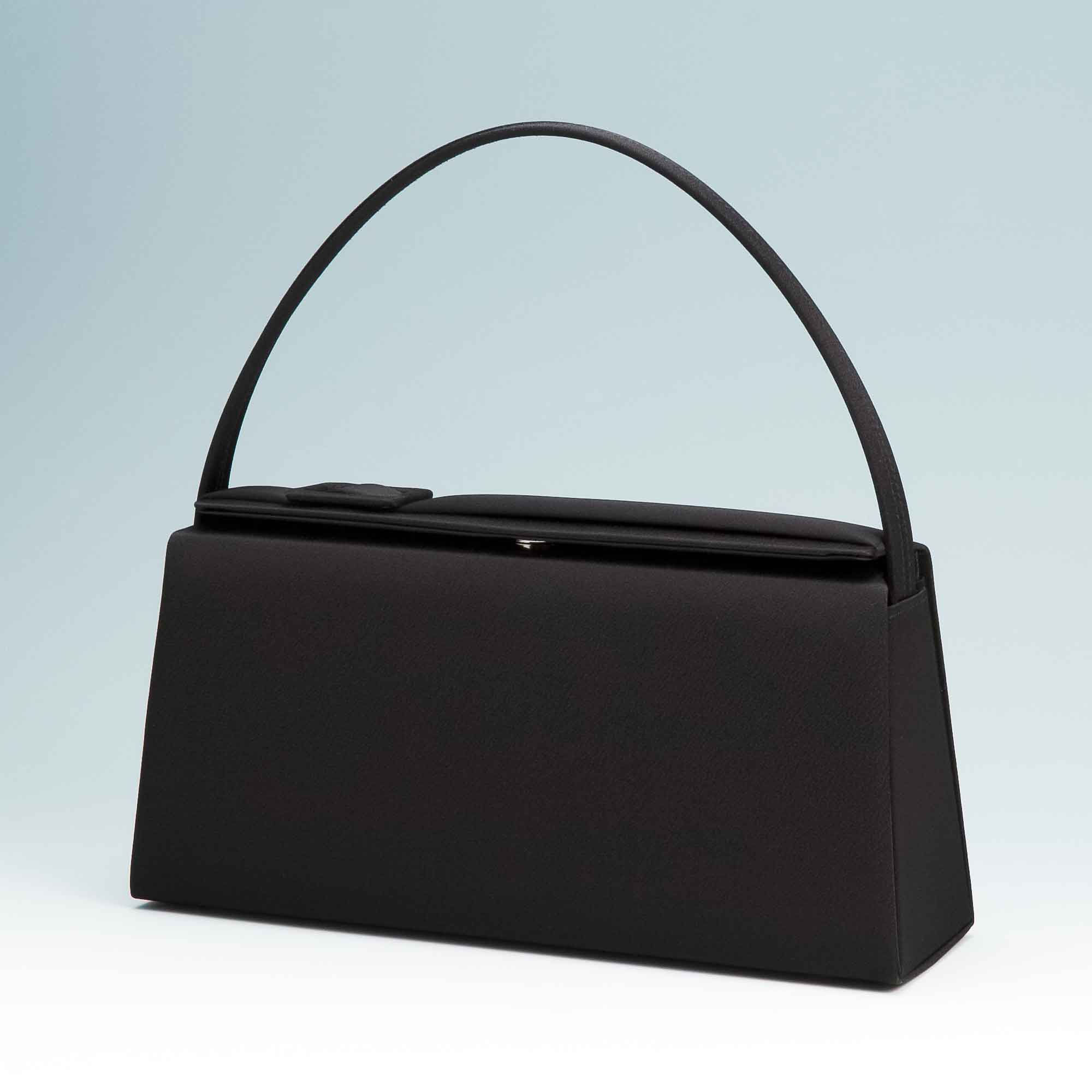 葬儀で持つフォーマルバッグは布製の物を（写真はイメージ）【写真：PIXTA】