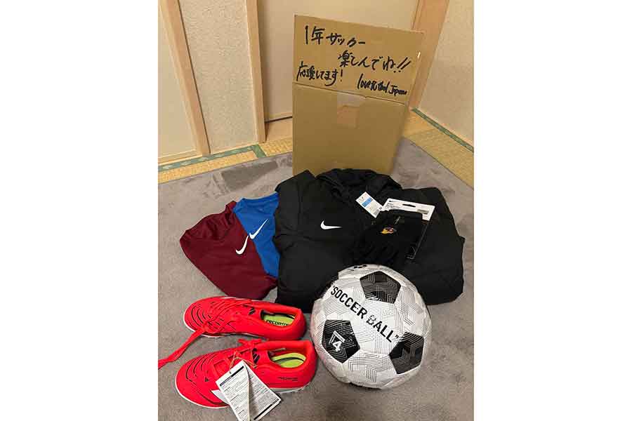 実際に届いたサッカー用品の数々【写真提供:pi-taroさん(kanao_617)】