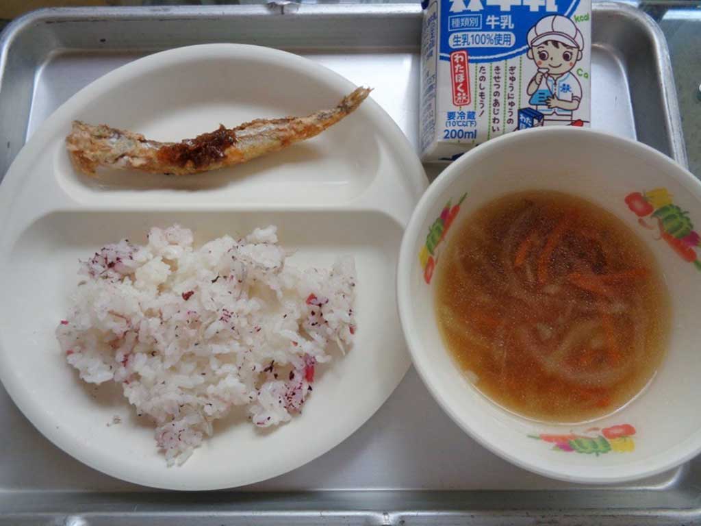 埼玉県内の小学校で今年に入ってから提供された低学年向けの給食【写真提供：投稿者】