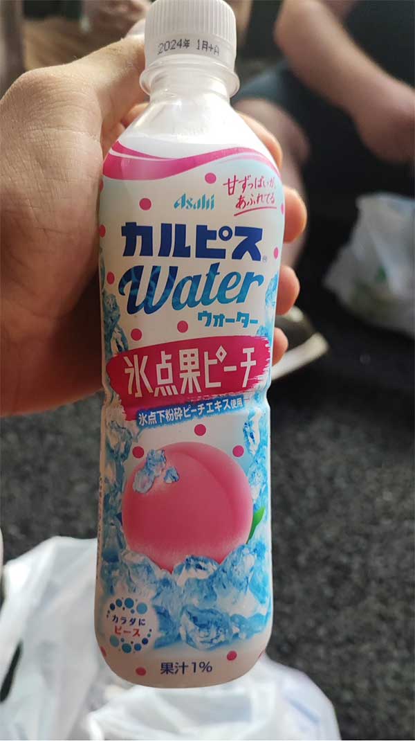 フランス人がパッケージに惹かれて思わず手に取ったカルピスウォーター【写真提供：フランス人男性】