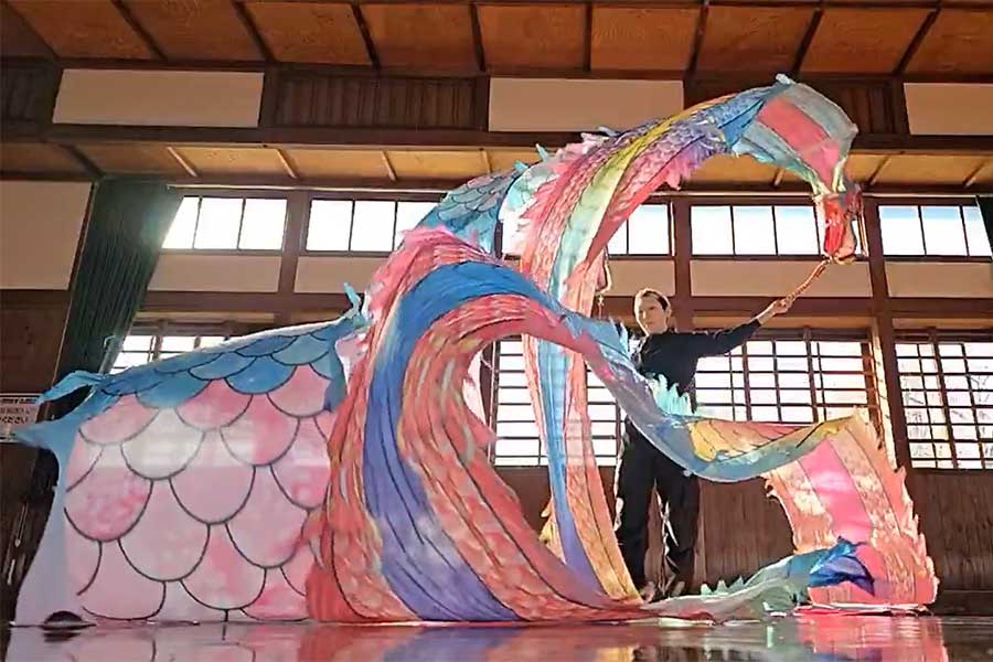 カラフルな龍が空間を舞う【写真提供：homa（@homabelly）さん】