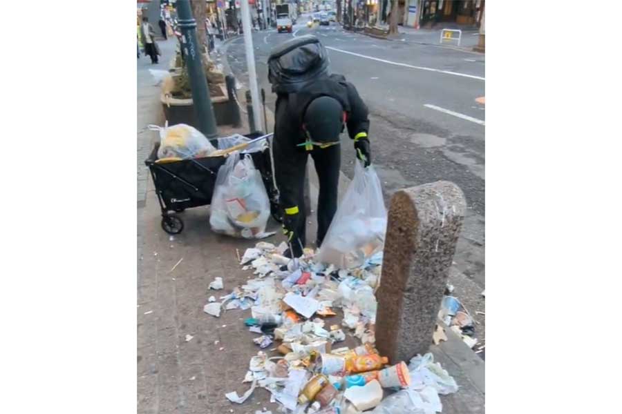 散乱したゴミをてきぱきと拾うスミレンジャーZさん【出典：X（@iijNWqUQ7i41630）よりスクリーンショット】