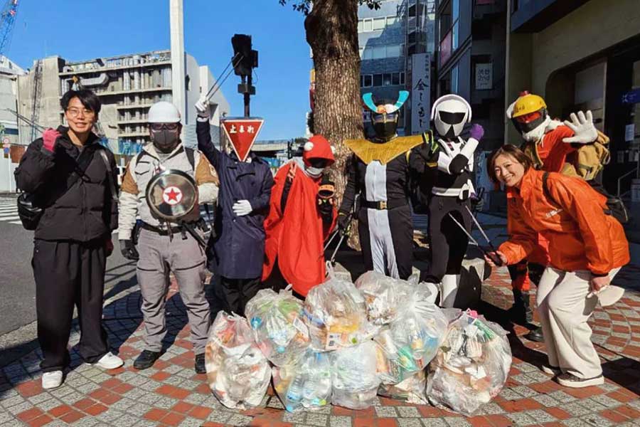 ともに清掃活動を行う仲間たち【写真 提供：スミレンジャーZ（@iijNWqUQ7i 41630）さん】