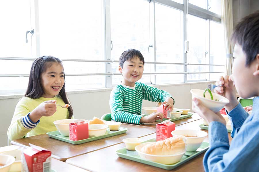 【写真】子どもたちにとって楽しみな給食（写真はイメージ）【写真：PIXTA】