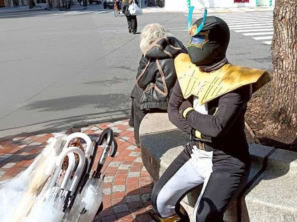 ゴミ拾いに奮闘するスミレンジャーZさん【写真提供：スミレンジャーZ（@iijNWqUQ7i41630）さん】