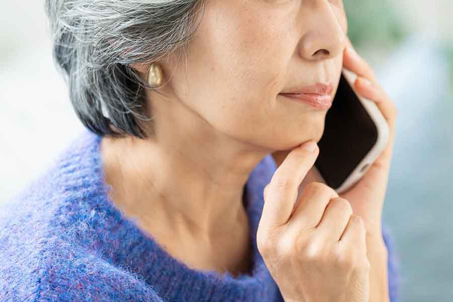 不審な電話は一度切って、確認することが大切(写真はイメージ)【写真:PIXTA】