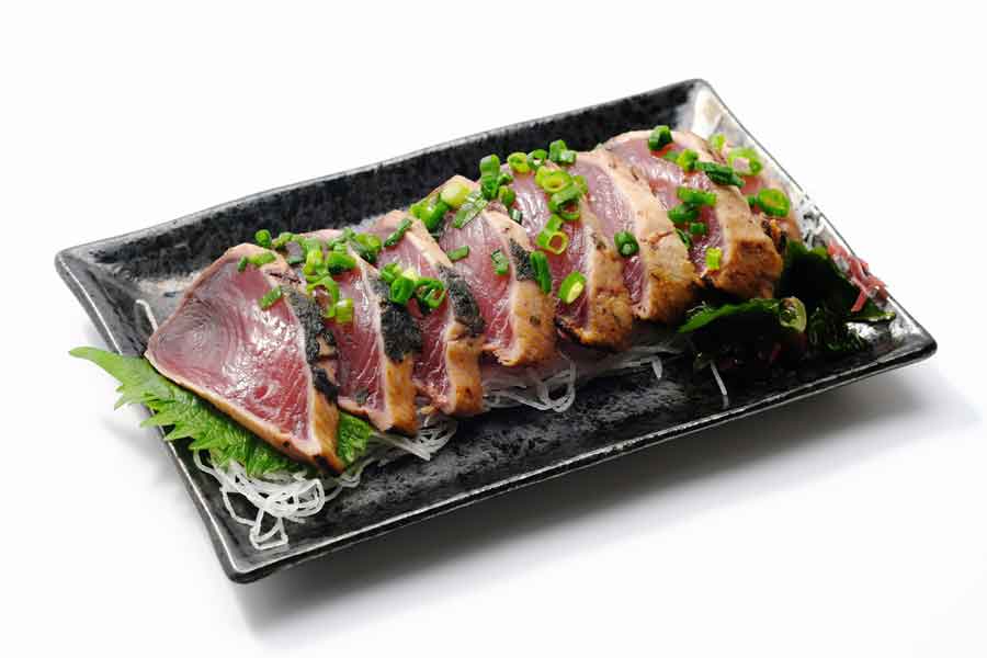 カツオのたたき（写真はイメージ）【写真：PIXTA】