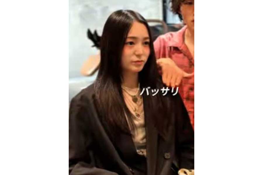 「ばっさりいきたい」とイメージチェンジを決意して来店した女性【出典：YouTube「コウタ 美容師 イメチェンカラー」よりスクリーンショット】