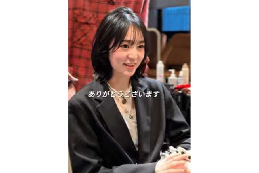 レイヤーでトップにボリュームを出し、洗練された“大人かわいい”を手に入れた女性【出典：YouTube「コウタ 美容師 イメチェンカラー」よりスクリーンショット】