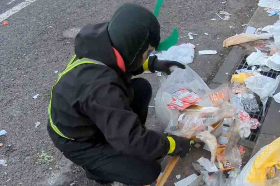 黒を基調としたコスチュームでゴミ拾いをする人物が海外でも話題に【出典:X(@iijNWqUQ7i41630)よりスクリーンショット】