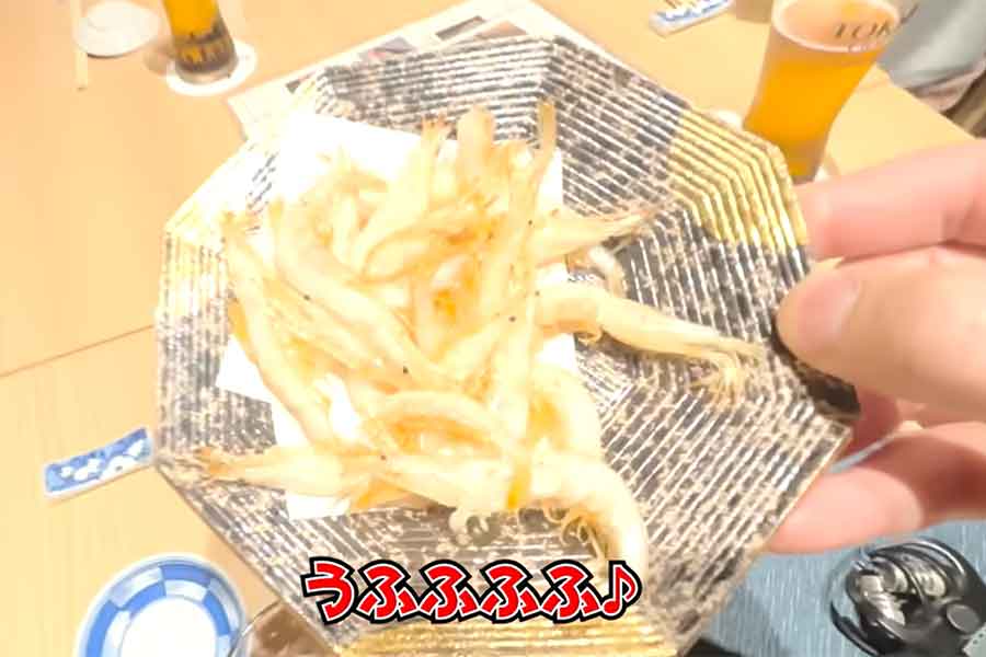 小エビを丸ごと食べるから揚げに困惑するも、そのおいしさを大絶賛【出典：YouTube「日本食冒険記Tokyo Food Adventures」よりスクリーンショット】