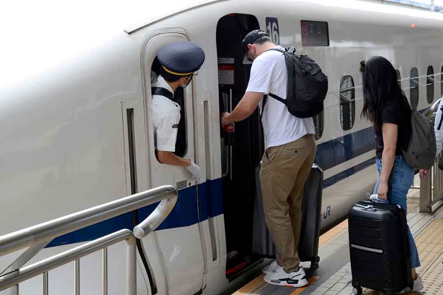 電車のドアなどで頭をぶつけないように注意している（写真はイメージ）【写真：写真AC】