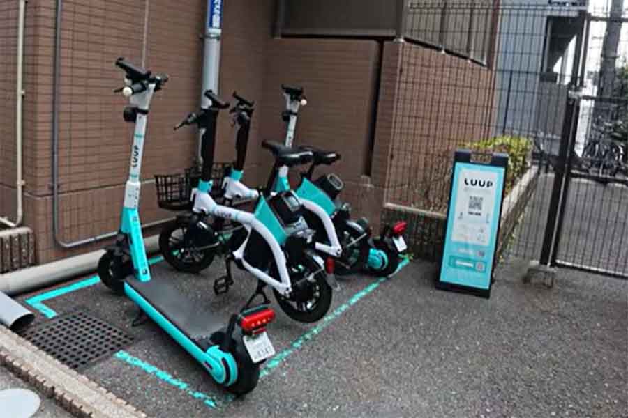 街中に置かれたシェアサイクルと電動キックボード【出典：YouTube「Ori＆Kaito」よりスクリーンショット】