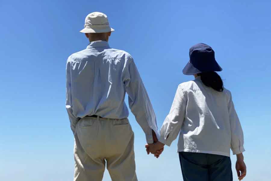 手を繋いで歩く夫婦（写真はイメージ）【写真：写真AC】