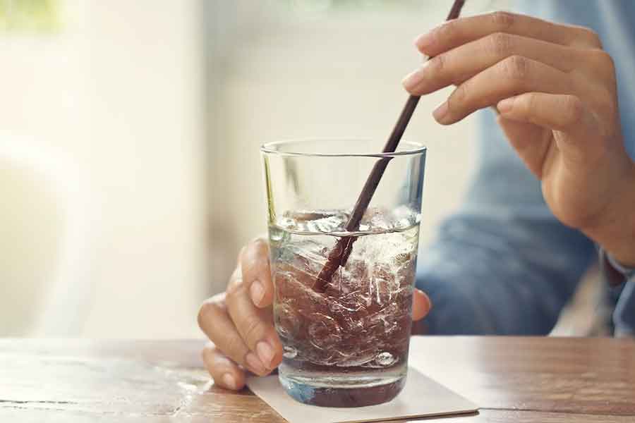 ストローで少しずつ飲む（写真はイメージ）【写真：PIXTA】