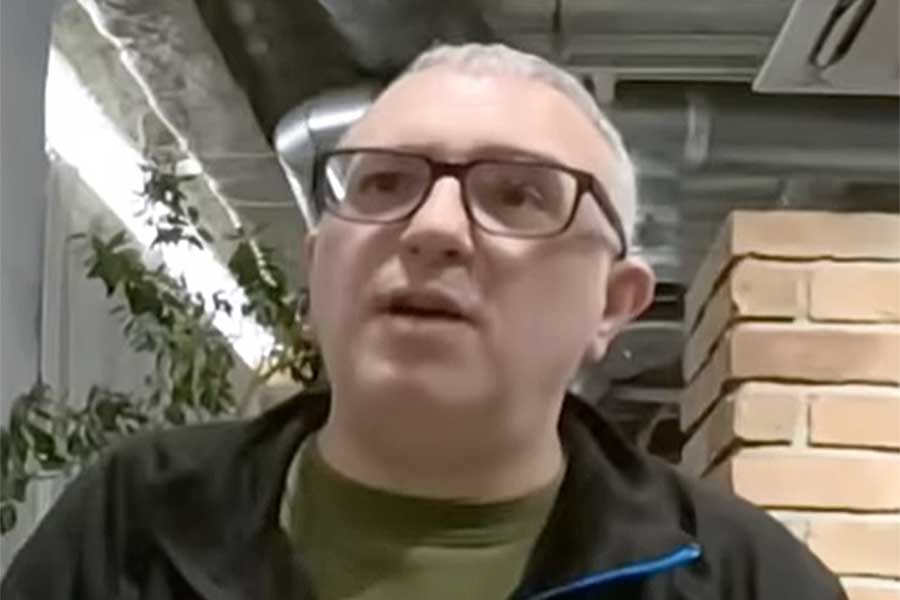 初めての食材を味わったお父ちゃん【出典：YouTube「Macaron Chan 南フランス田舎娘」よりスクリーンショット】