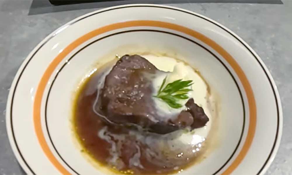 思わずうなったタンシチュー【出典：YouTube「Macaron Chan 南フランス田舎娘」よりスクリーンショット】