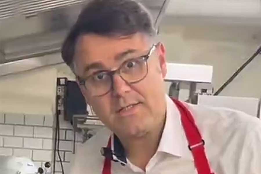 ドイツ大使館のハインリッヒ・フッベ広報課長【出典：X（@GermanyinJapan）よりスクリーンショット】