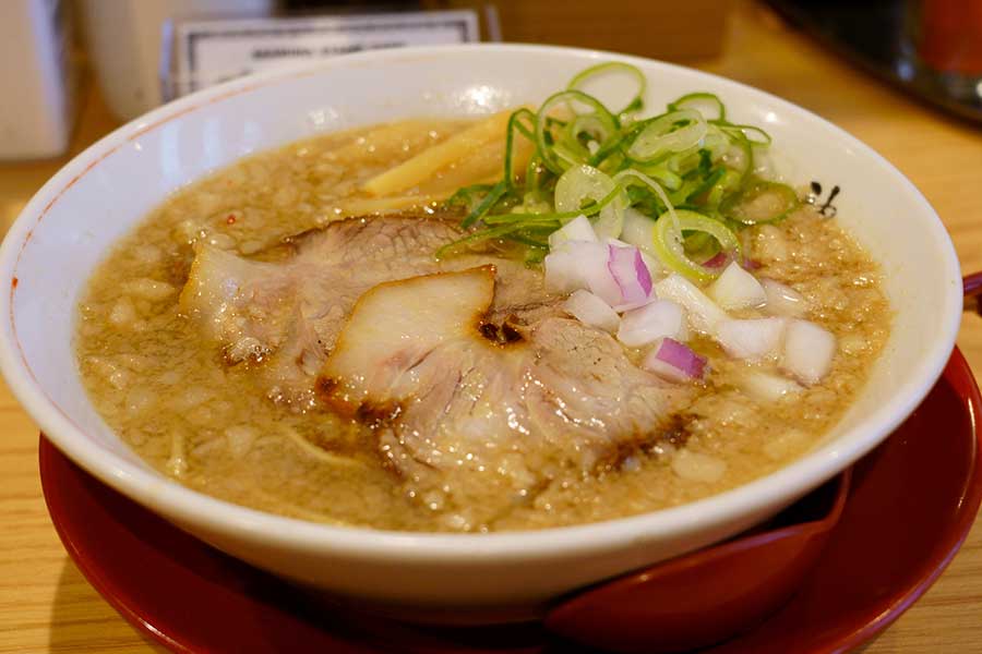 東北が発祥とされる「煮干しラーメン」。背脂がブレンドされるものも（写真はイメージ）【写真：PIXTA】