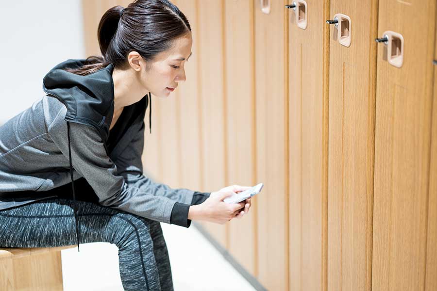 「ほかの利用客を無断で撮影する」のはNG。施設内でのスマホの取り扱いには注意を（写真はイメージ）【写真：PIXTA】