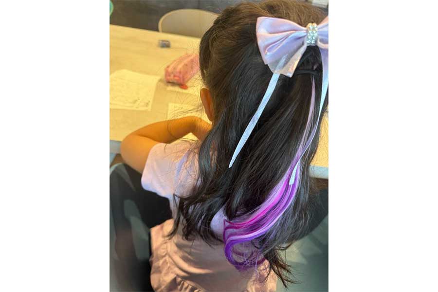 華やかなエクステをなびかせた娘さん【写真提供:小顔になりたいHITOMI(@HITOMI_1024_)さん】