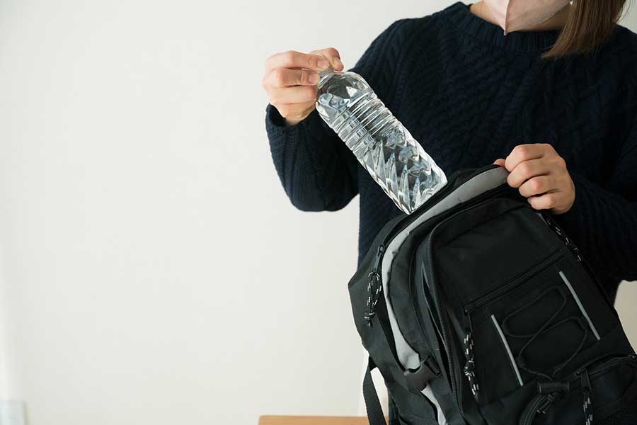 外出中に被災する可能性も。備えたほうが良いものは？（写真はイメージ）【写真：PIXTA】