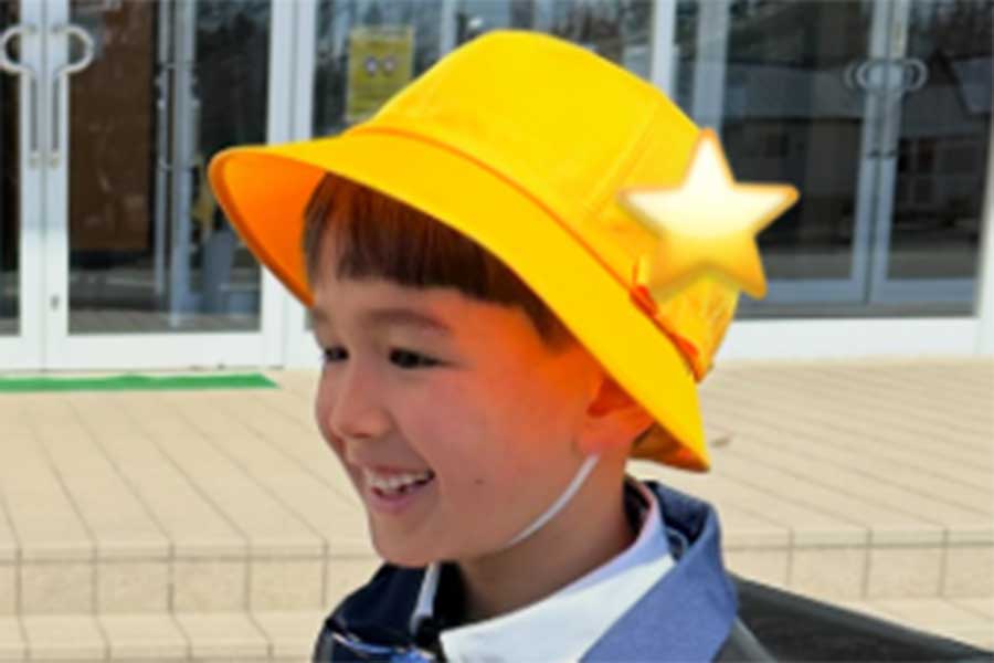 節目の日を迎えて笑顔のミオくん【出典：インスタグラム（amislife_gloor）よりスクリーンショット】