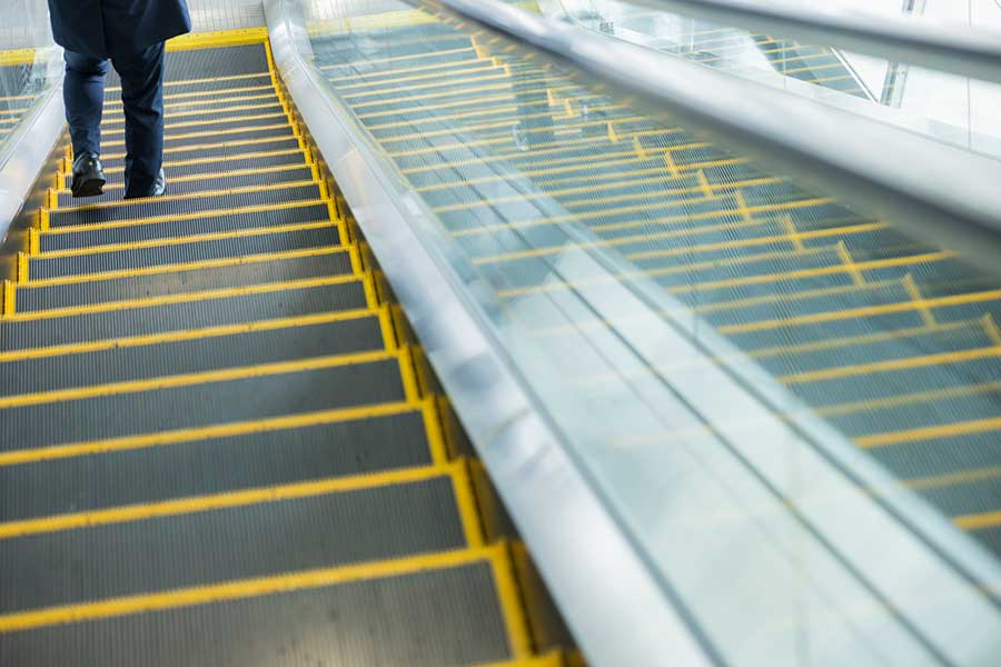 エスカレーターの片側を空けて乗ることにびっくり（写真はイメージ）【写真：PIXTA】