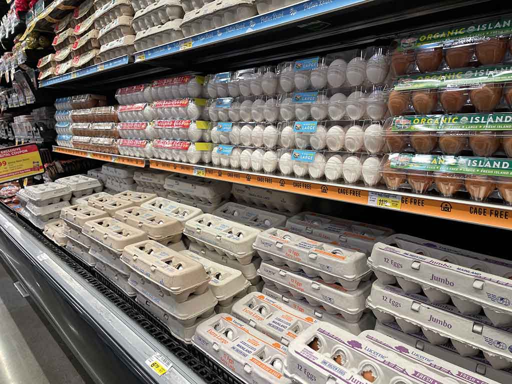 ハワイの卵売り場。一番安いもので、1ダース（12個）6.79ドル（約1080円）【写真：i-know】