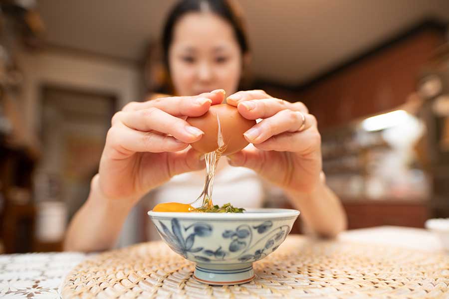 生でも食べられる新鮮でおいしい卵が簡単に手に入るのは、実はとてもありがたいこと（写真はイメージ）【写真：PIXTA】