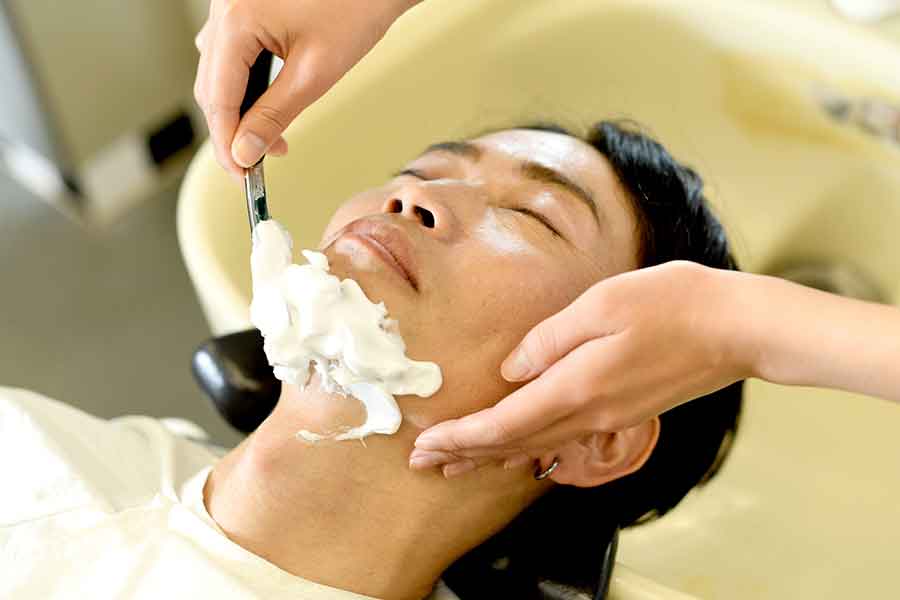 理髪店で行われるていねいなシェービング（写真はイメージ）【写真：PIXTA】