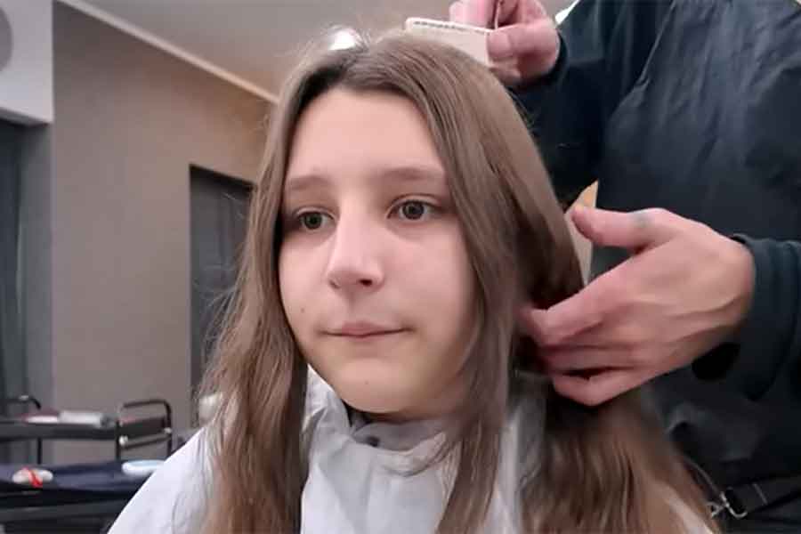 日本の美容室で施術を受けるエリーナさん【出典：YouTube「ボンソワールTV BonSoirTV」よりスクリーンショット】