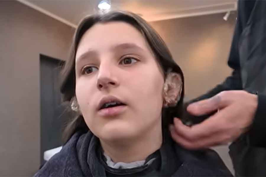 薬剤や水から耳を守るカバー。細やかな配慮に感激した【出典：YouTube「ボンソワールTV BonSoirTV」よりスクリーンショット】