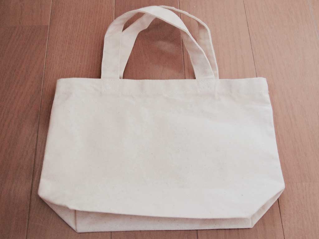 ゴミを入れるためのバッグを持参（写真はイメージ）【写真：PIXTA】