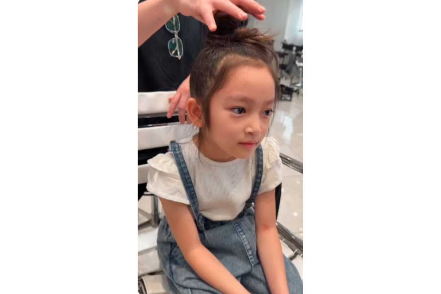 おでこを出したお団子結びをしているロングヘアの女の子【出典：TikTok（yamato_takumi）よりスクリーンショット】