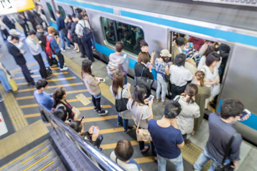 日本では、後客を待って乗車することがマナーとされる