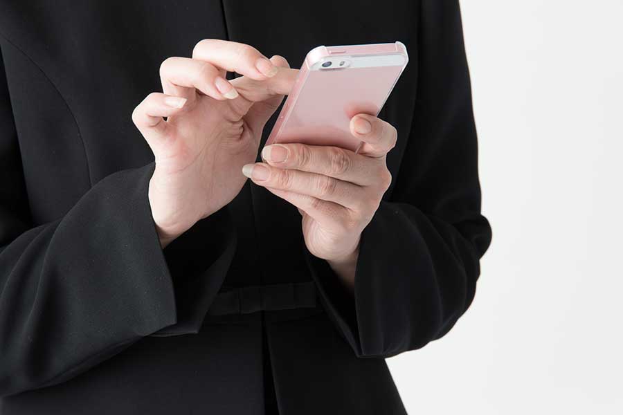 突然の訃報。丁寧なつもりが忌み言葉の場合も（写真はイメージ）【写真：PIXTA】