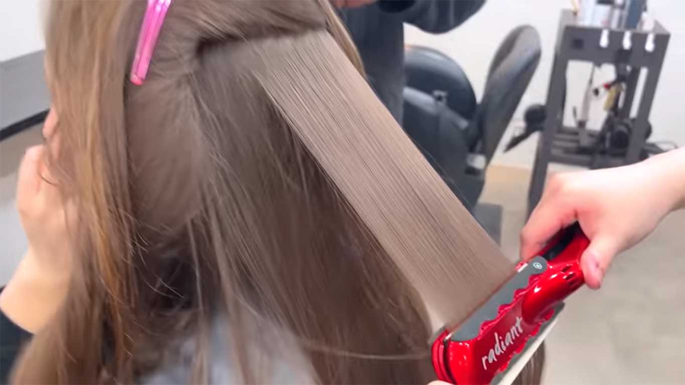 日本では「1万5000円からが多い」縮毛矯正。フランスでは、同じ施術にエクステをつけると12万円ほどになるケースも【出典：YouTube「ボンソワールTV BonSoirTV」よりスクリーンショット】