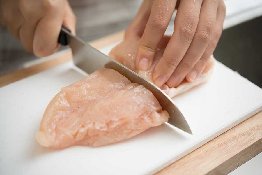 生肉を切ったあとの包丁。正しい洗い方は？（写真はイメージ）【写真：PIXTA】