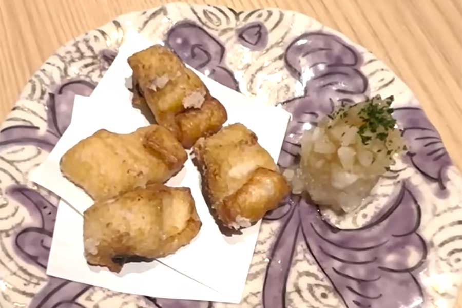 素材のおいしさを生かしたアナゴのから揚げに感激【出典：YouTube「日本食冒険記Tokyo Food Adventures」よりスクリーンショット】