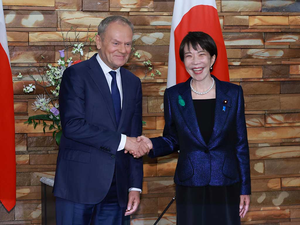 ポーランドのドナルド・トゥスク首相（左）と握手する高市早苗首相【写真：産経新聞社】