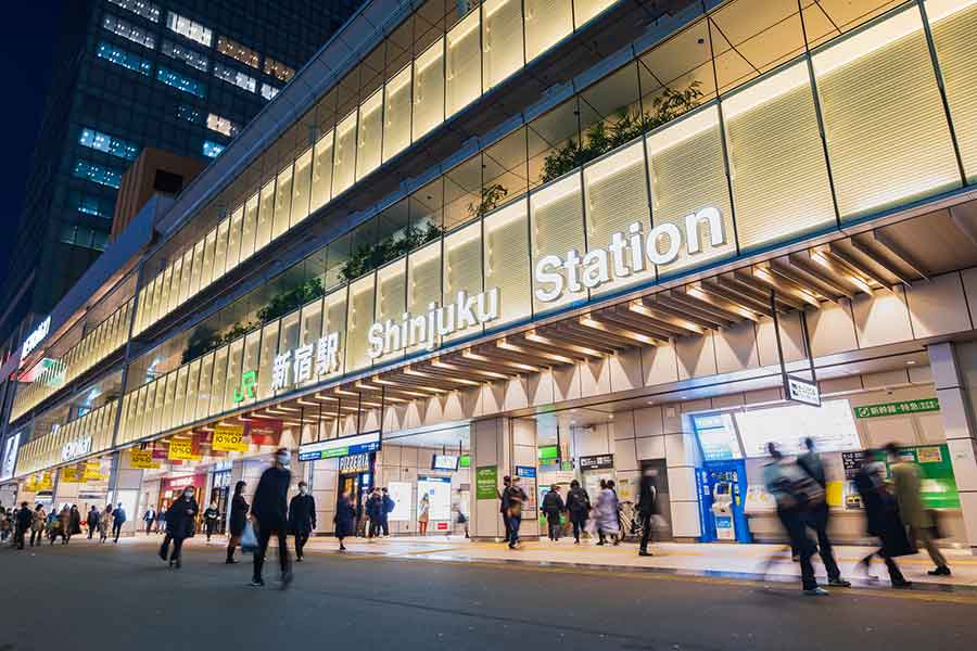 世界最多の乗降者数を誇る新宿駅【写真：PIXTA】