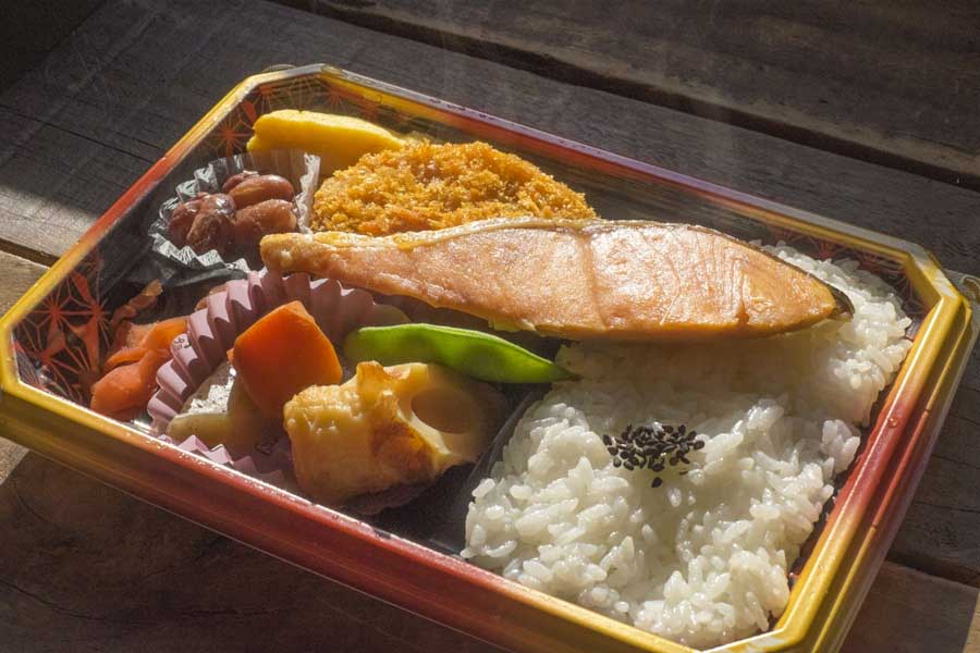 定番のサケ弁当（写真はイメージ）【写真：写真AC】