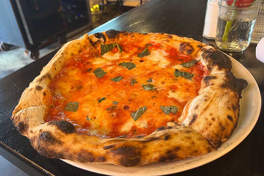 イタリア人は1枚のピザを1人で食べる【写真提供：筆者友人】