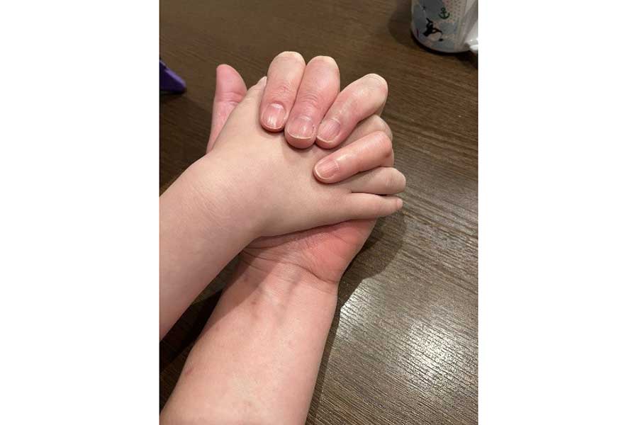 愛が伝わる親子のスキンシップ【写真提供：ます（@masubirds）さん】