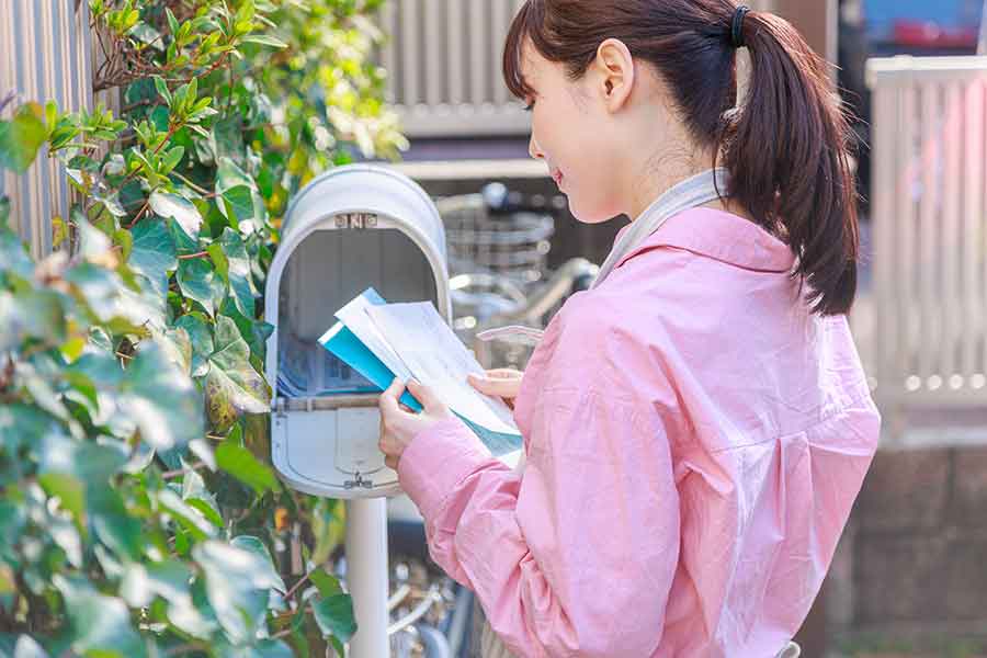 郵便物の開封方法が話題に（写真はイメージ）【写真：PIXTA】
