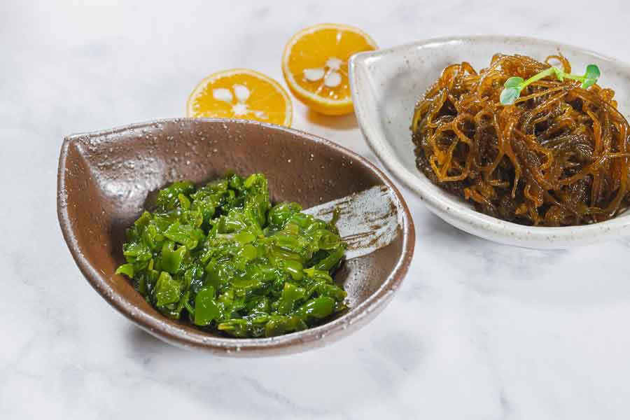 めかぶ（左）ともずく（写真はイメージ）【写真：PIXTA】