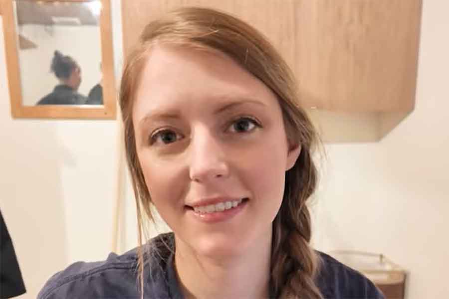 初めて整体に挑戦した妻・リネルさん【出典：YouTube「Jason Ray ジェイソンレイ」よりスクリーンショット】