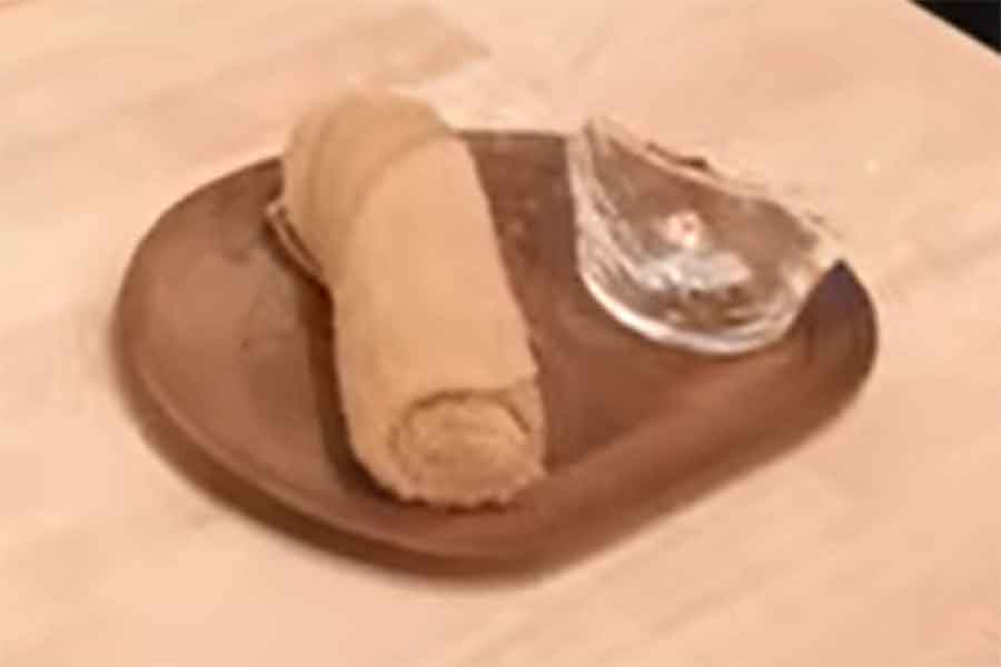 柚子の香りづけがされた「おしぼり」【出典：YouTube「Jason Ray ジェイソンレイ」よりスクリーンショット】